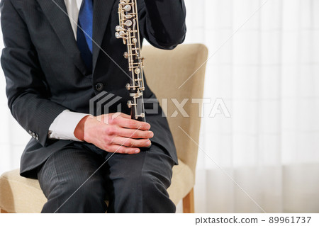 有雙簧管的男性手 89961737