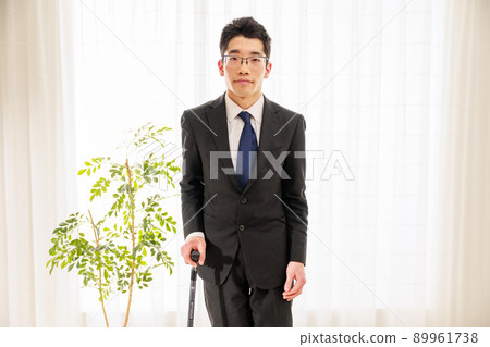 日本男子拄著拐杖站著 89961738