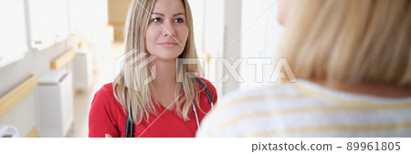 Woman medical specialist speaks with a patient Woman medical specialist speaks with a patient 89961805