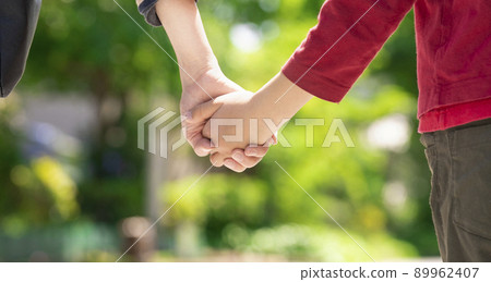 Parents and children holding hands Parents and children holding hands 89962407