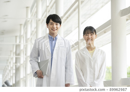 穿白大褂的年輕男女、學生和研究人員的形象 89962987