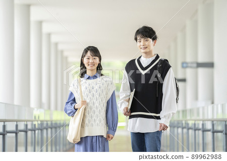 大學生形象：年輕男女微笑著看著鏡頭 89962988