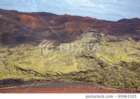 Extinct volcano eldfell on the background of the island Heimaey. Vestmannaeyjar Archipelago. Iceland Extinct volcano eldfell on the background of the island Heimaey. Vestmannaeyjar Archipelago. Iceland 89963105