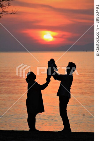 Awajishima evening view and a serious parent and child Awajishima evening view and a serious parent and child 89963491