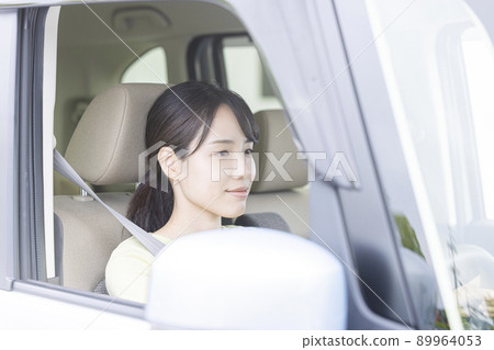 駕駛汽車的一個少婦 89964053