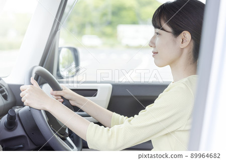 駕駛汽車的一個少婦 89964682