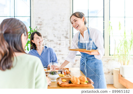 Working waitress 89965182