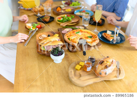 Women eating a treat 89965186