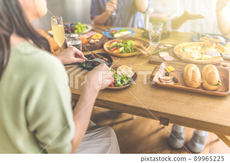 Women eating a treat Women eating a treat 89965225