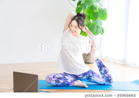 在家做網上瑜伽的少婦 89966668