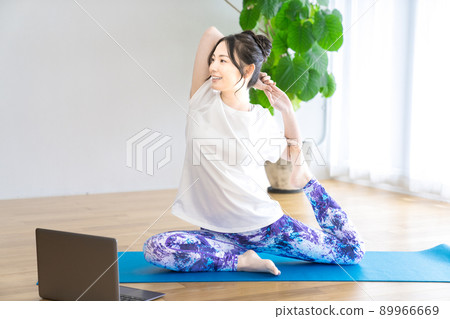 在家做網上瑜伽的少婦 89966669