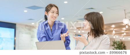 開會的年輕女人 89966676