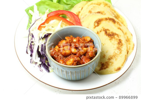 Chili con carne, bread and vegetables 89966899