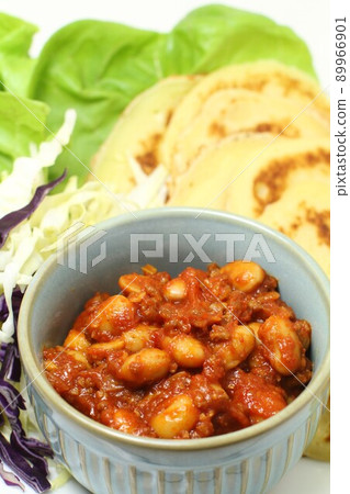 辣椒醬、麵包和蔬菜 89966901