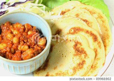 辣椒醬、麵包和蔬菜 89966902