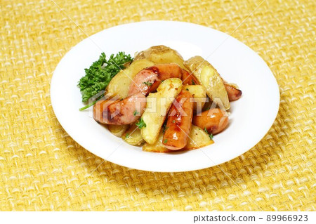 Stir-fried German potatoes, coarsely ground sausages and potatoes Stir-fried German potatoes, coarsely ground sausages and potatoes 89966923
