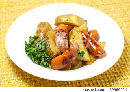 Stir-fried German potatoes, coarsely ground sausages and potatoes Stir-fried German potatoes, coarsely ground sausages and potatoes 89966924