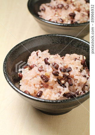 Two red rice served in a black bowl 89966932