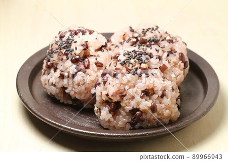 Three rice balls with red rice 89966943