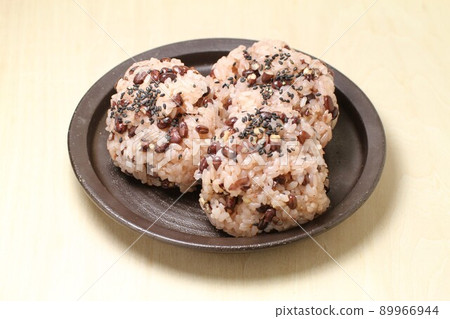 Three rice balls with red rice 89966944
