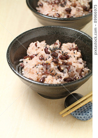 兩粒紅米盛在黑碗裡 兩粒紅米盛在黑碗裡 89966975