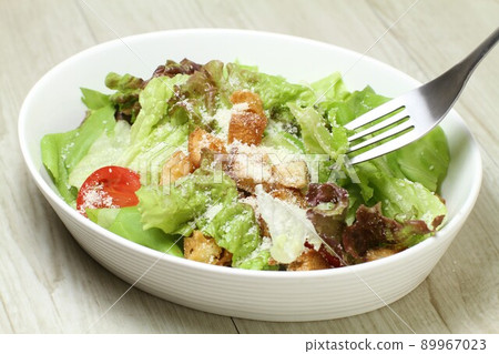 凱薩沙拉配生菜沙拉、香濃的油煎麵包塊和大量磨碎的乳酪 凱薩沙拉配生菜沙拉、香濃的油煎麵包塊和大量磨碎的乳酪 89967023