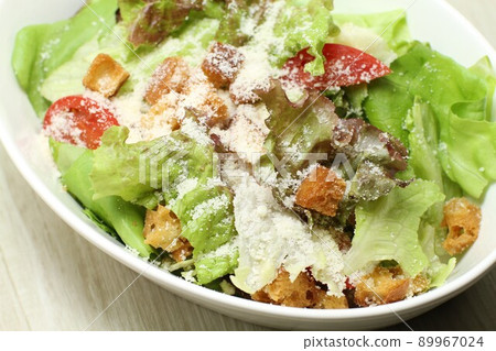 凱薩沙拉配生菜沙拉、香濃的油煎麵包塊和大量磨碎的乳酪 89967024