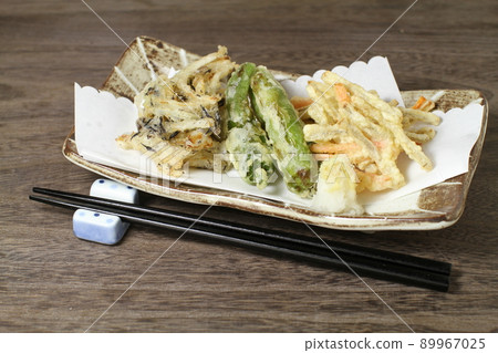 三種天婦羅、油炸蔬菜和青椒拼盤 三種天婦羅、油炸蔬菜和青椒拼盤 89967025