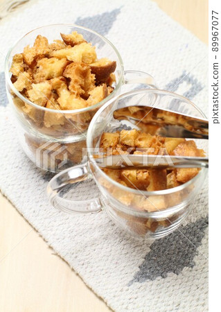 玻璃杯中的手工麵包丁 玻璃杯中的手工麵包丁 89967077