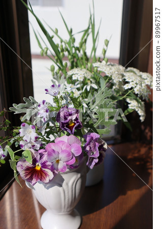 在飄窗上裝飾花園裡的花 89967517