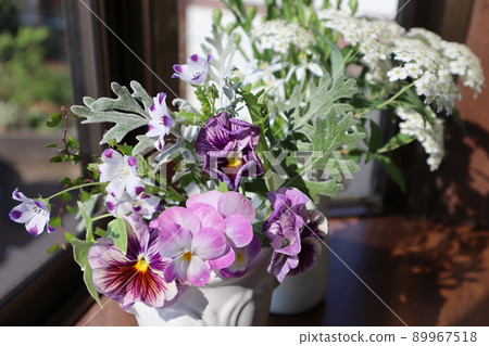 在飄窗上裝飾花園裡的花 在飄窗上裝飾花園裡的花 89967518