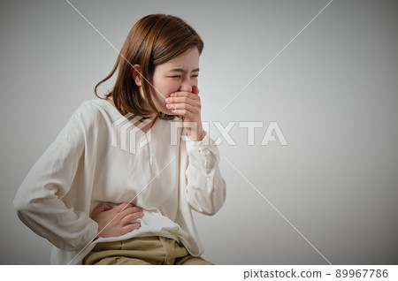 有食物中毒、噁心和腹痛的年輕女性 89967786