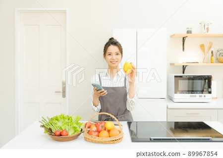Female kitchen with a smartphone 89967854
