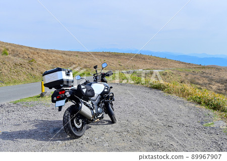 Touring the winding road of the plateau 89967907