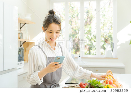 一個迷失在菜單廚房裡的女人 89968269