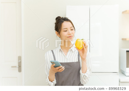 有智能手機的女性廚房 有智能手機的女性廚房 89968329