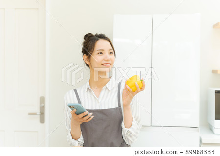 有智能手機的女性廚房 89968333
