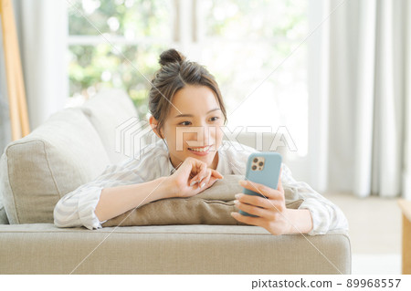 放鬆在沙發的婦女 放鬆在沙發的婦女 89968557