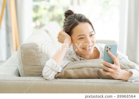 放鬆在沙發的婦女 放鬆在沙發的婦女 89968564