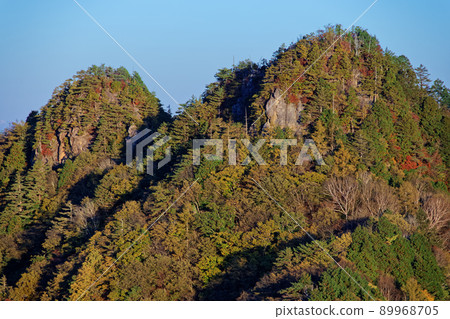 Ryokamiyama of autumn leaves, rocky peak of Akaiwa ridge 89968705