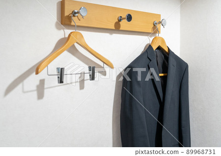 將西裝放在商務酒店的衣架上 89968731