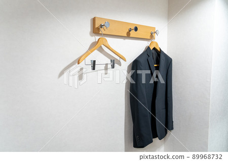 將西裝放在商務酒店的衣架上 89968732