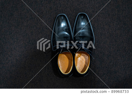 男士商務皮鞋在商務酒店起飛 89968733