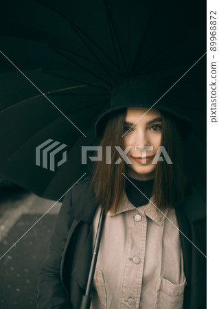 Emotional portrait, girl with umbrella, emotion - reaction to surprise, fright 89968872