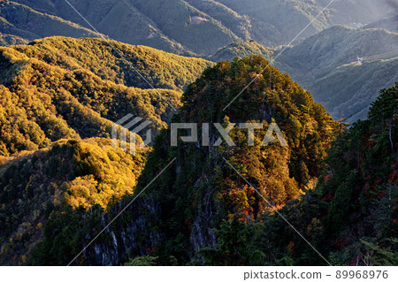 Morning mountain range seen from Mt. Ryokami and Haccho ridge of autumn leaves Morning mountain range seen from Mt. Ryokami and Haccho ridge of autumn leaves 89968976