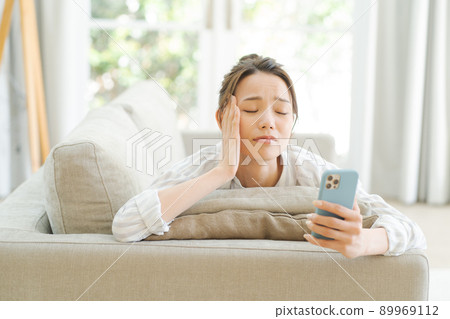 A woman relaxing on the sofa 89969112