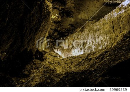 Inside volcanic cave - Cueva de los Verdes 89969289