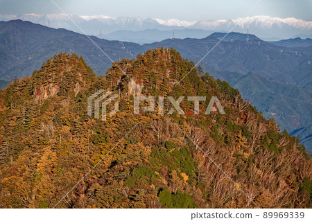 秋色的龍神山、赤岩山脊的岩石山峰和北阿爾卑斯山的群山 89969339