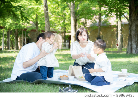 Family having a picnic in the fresh green Family having a picnic in the fresh green 89969453