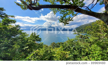 天氣晴朗時俯瞰湖泊 天氣晴朗時俯瞰湖泊 89969480